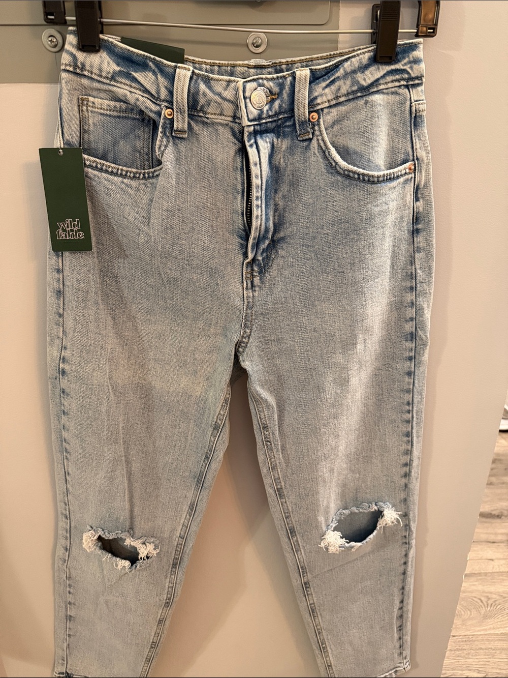 Light Wash Ripped women’s Jeans - Classic Denim